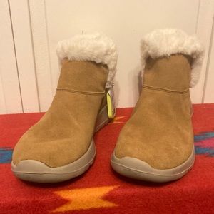 🌺 Skechers Tan Winter Boots with White Fur size 7.5